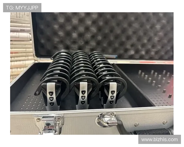 齐沃戴上同声传译耳机被突如其来的刺耳噪音吓得瞬间弹起全场爆笑 - 副本