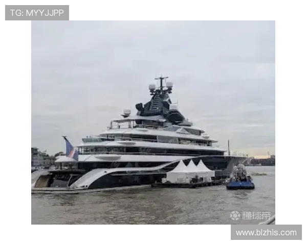 富勒姆老板价值三亿英镑游艇现身泰晤士河引关注